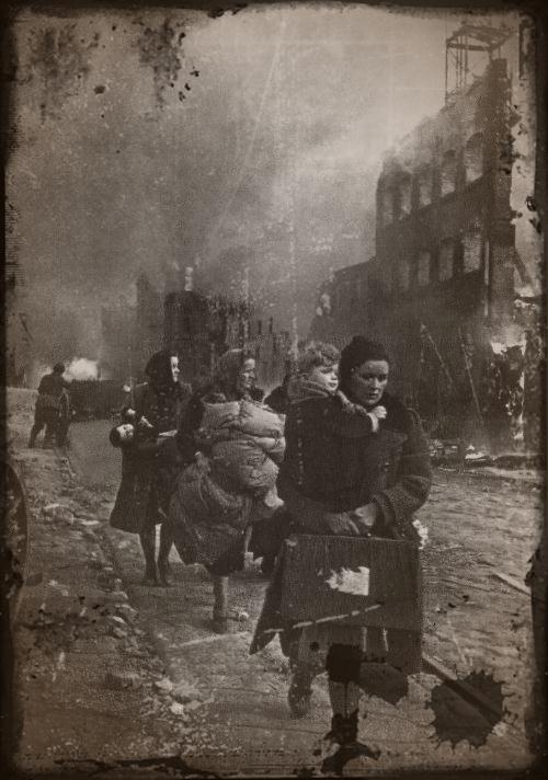 femmes dans les ruines de berlin en 1945